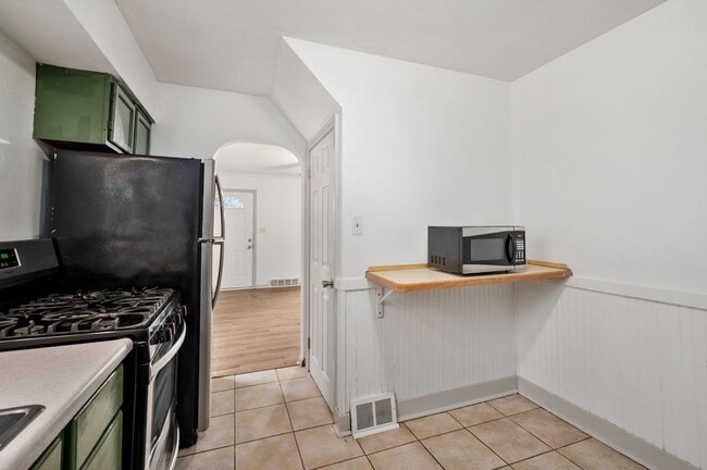 Building Photo - Recently Updated 3 Bedroom Cape Cod Home In Brookline.  Available Immediately.