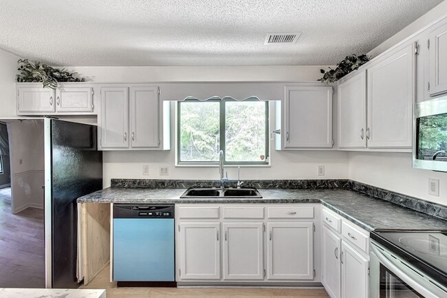 Building Photo - 816 Beazer Ln