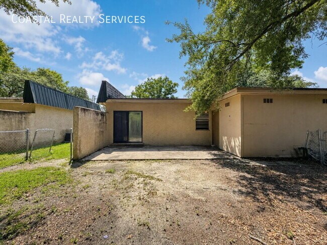 Building Photo - 1009 Hondo Ave