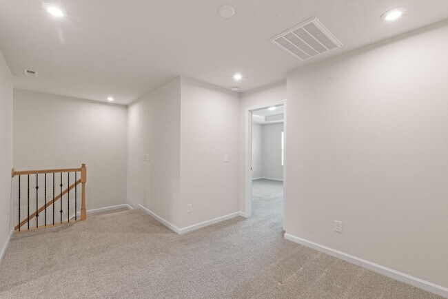 Building Photo - Like-New Townhome in Pristine, Move-In Ready Condition