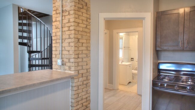 Building Photo - Murray Upper Flat