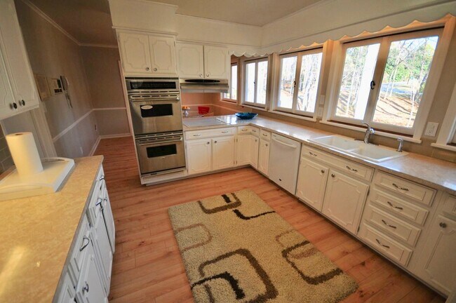 Building Photo - 5755 Doncaster Dr