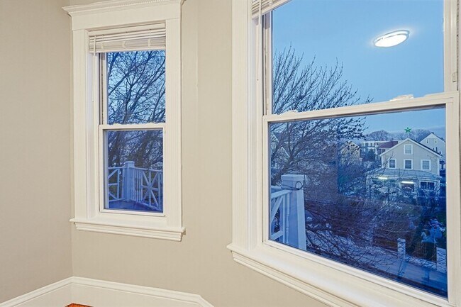 Building Photo - 381 Adams St