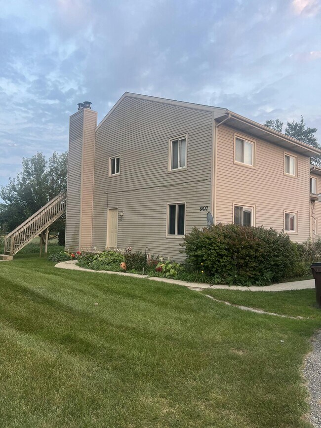 Building Photo - 907 Registry Dr