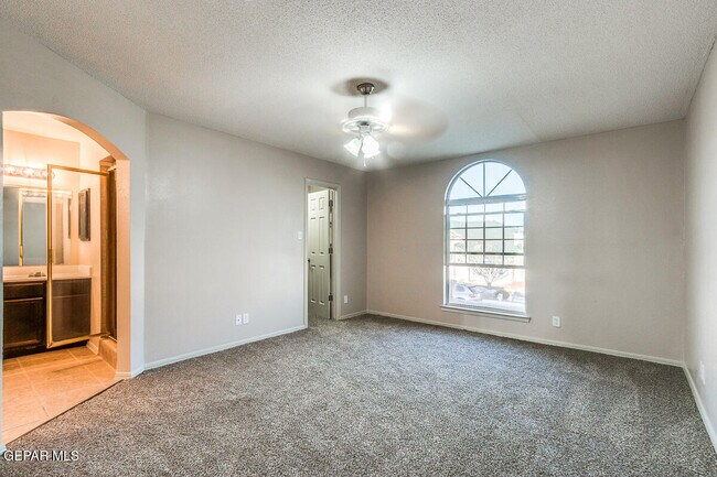 Building Photo - 10929 Northview Dr