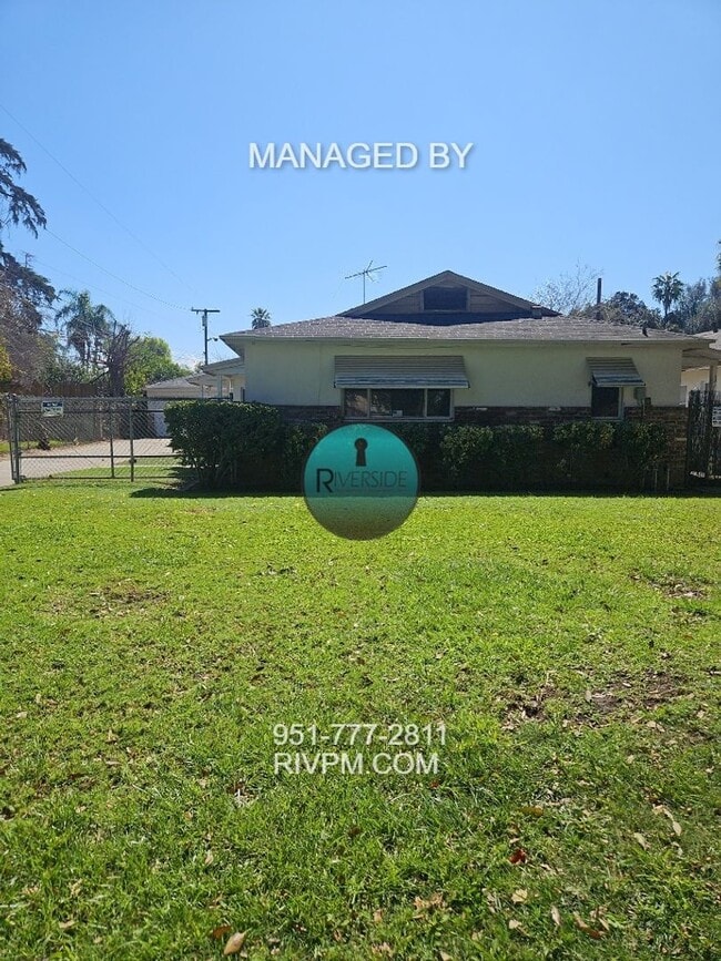 Building Photo - This centrally located Riverside duplex will go fast!!