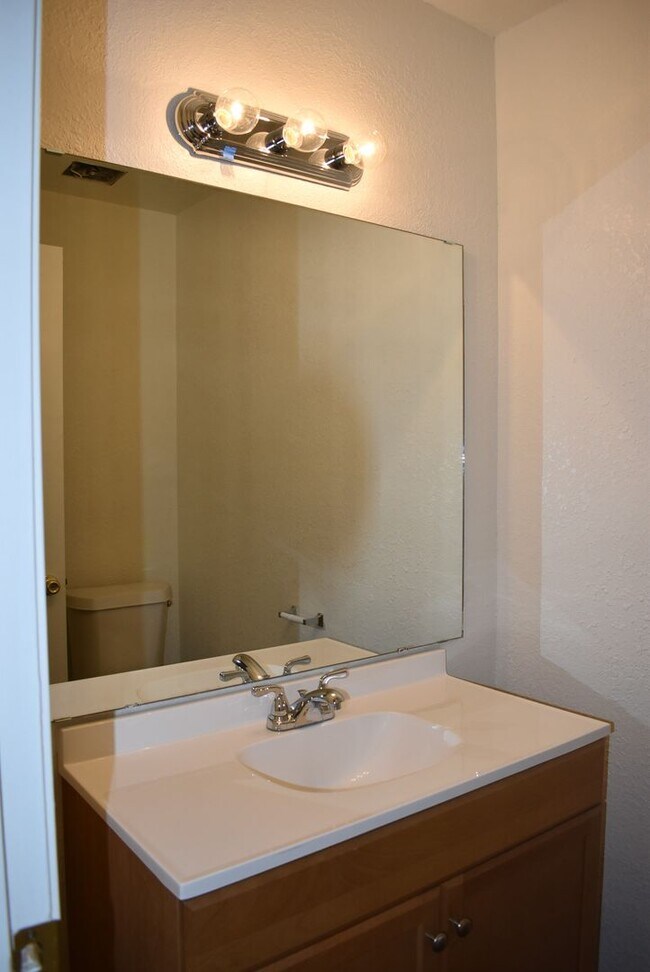 Building Photo - 907 Crymes Ln