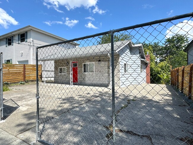 Building Photo - Updated 2 Bed, 1 Bath | South Beacon Hill | Private Patio + Parking