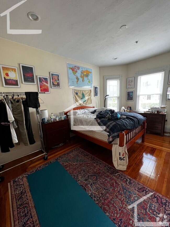 Building Photo - Full Luxury Renovation! Laundry in Unit! ...