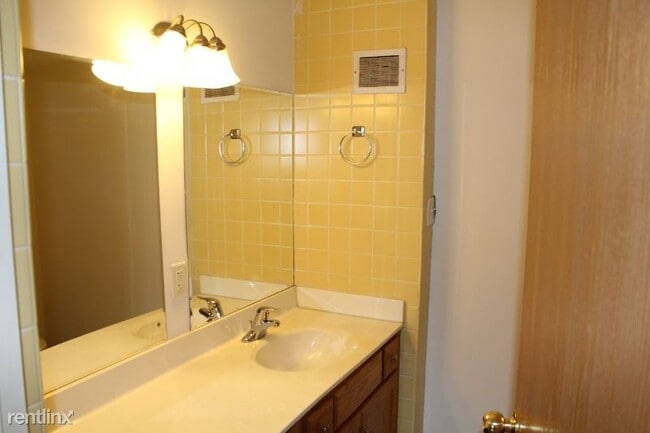 Building Photo - 1 br, 1 bath Apartment - 830 Edgebrook Dr.