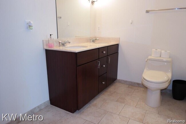 Building Photo - 350 N Main St