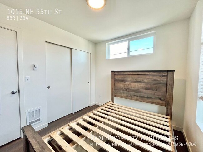 Building Photo - Spacious Modern Townhome in UD!! **Availab...