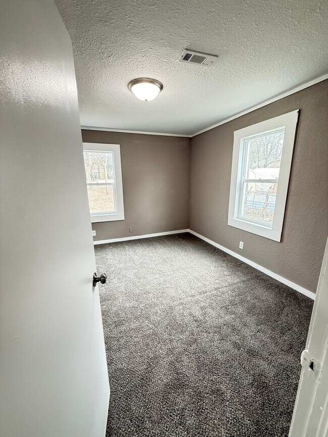 Building Photo - 3 bedroom/1 bath house