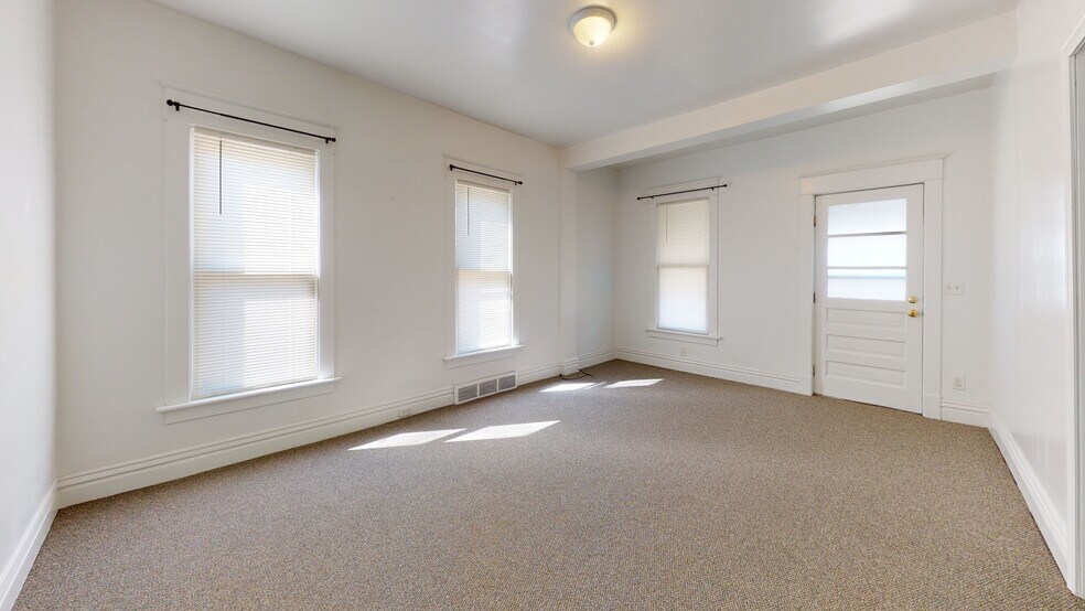 Lg living room - 2505 Poplar St