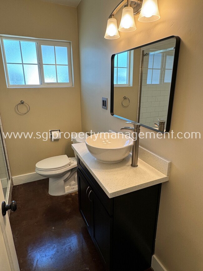 Building Photo - 2723 N Greenfield Rd