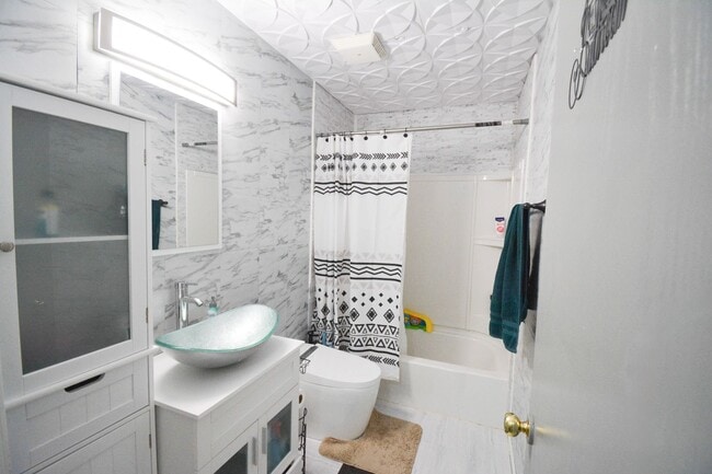 Building Photo - Modern 5-Bedroom Home for Rent in Rocheste...