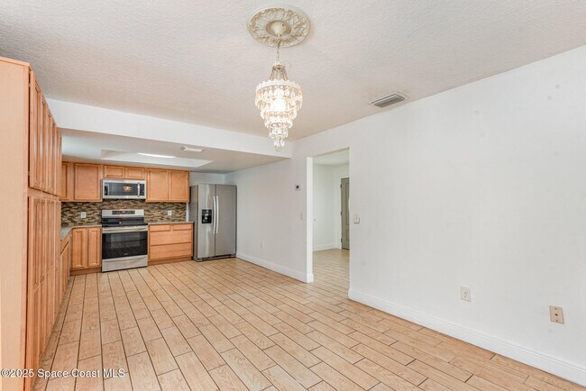 Building Photo - 986 Sycamore Dr