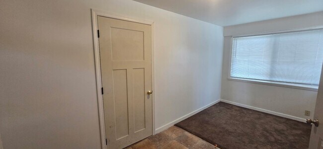 Building Photo - 68037 Franklin St