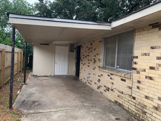 Building Photo - 8710 Dinkins St