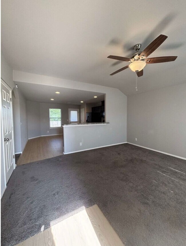 Building Photo - 3/2 in Hickory Creek!