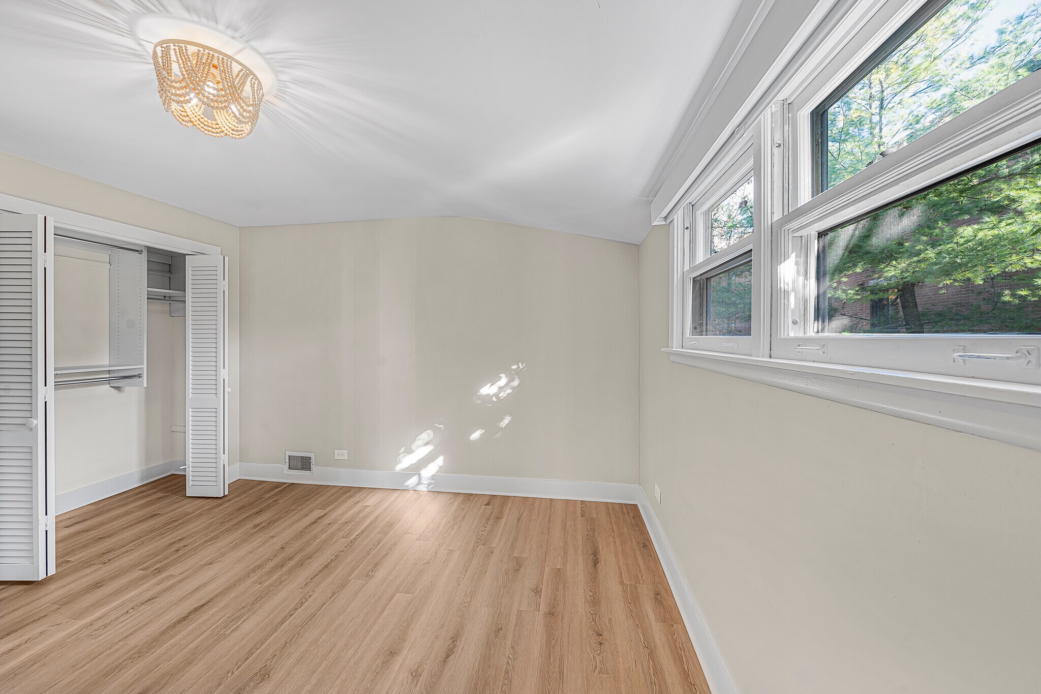 Second bedroom - 633 Glenview Ave