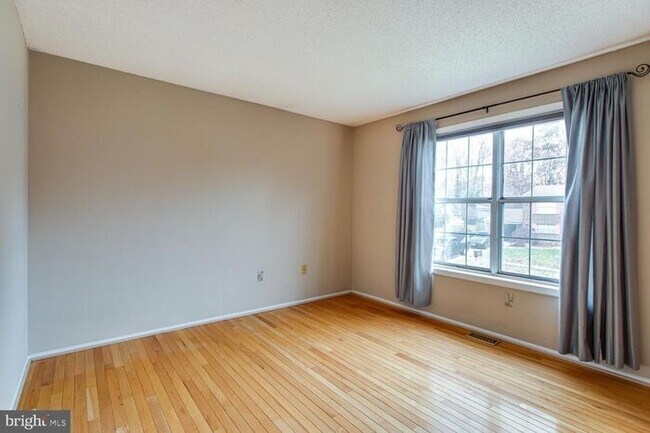 Building Photo - Brick Split Foyer With Large Backyard, 2 K...