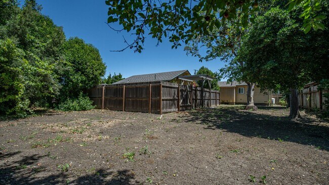 Building Photo - Charming 2 bedroom 1 bath!