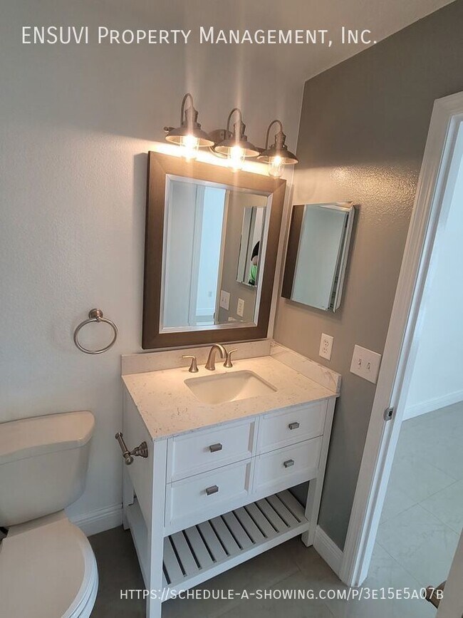 Building Photo - 9481 Highland Oak Dr