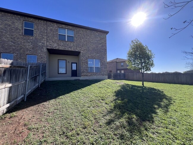 Building Photo - Beautiful Townhouse in New Braunfels!
