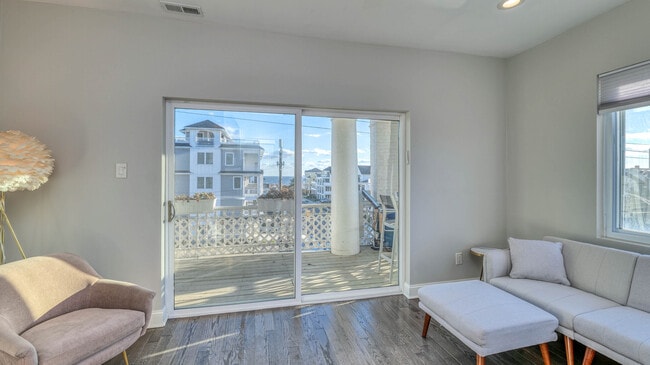 Building Photo - 25 S Surrey Ave