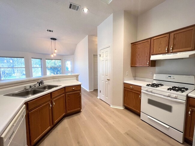 Building Photo - Single Story 4 Bedrooms 2 Bathrooms Home for Rent in Prime Northwest of Austin Location, nearby A...