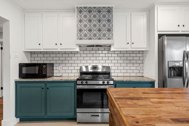 Building Photo - Beautifully Updated 2/2 Cottage - Available now!