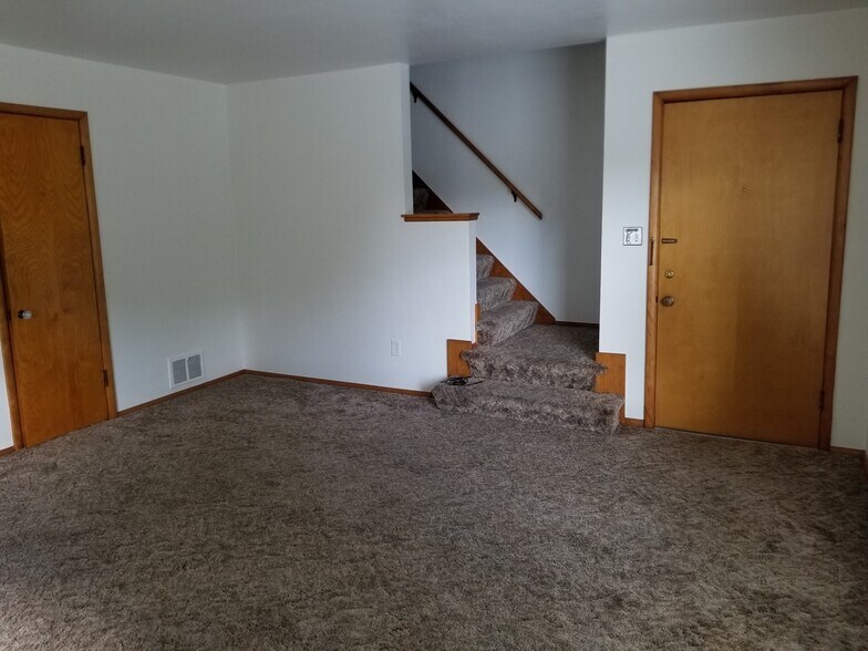 Living room - 415 N 7th St