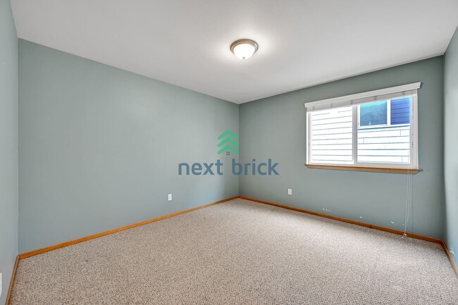 Building Photo - Beautiful 3 Bed, 2.5 Bath Parkside Home – ...