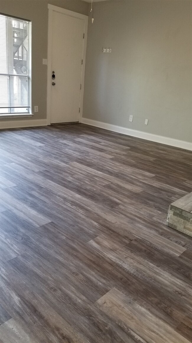 Building Photo - 2100 Tanglewilde St