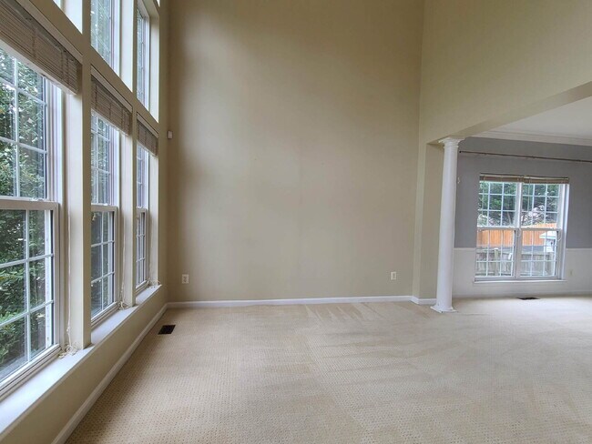 Building Photo - Gorgeous 6 BR Home, Convenient to Quantico & Commuting