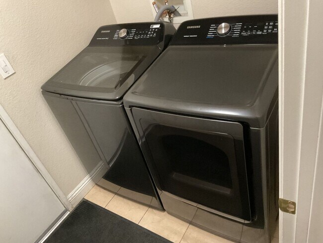 Building Photo - Beautiful 3-Bedroom Townhome in Gated Henderson Community!