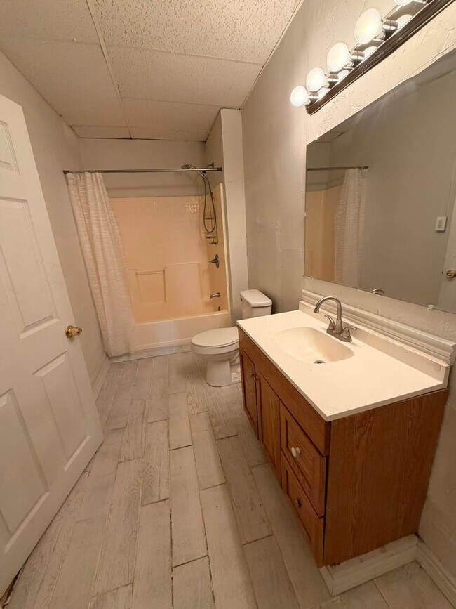 Building Photo - 210&amp;210 1/2 S Pearl