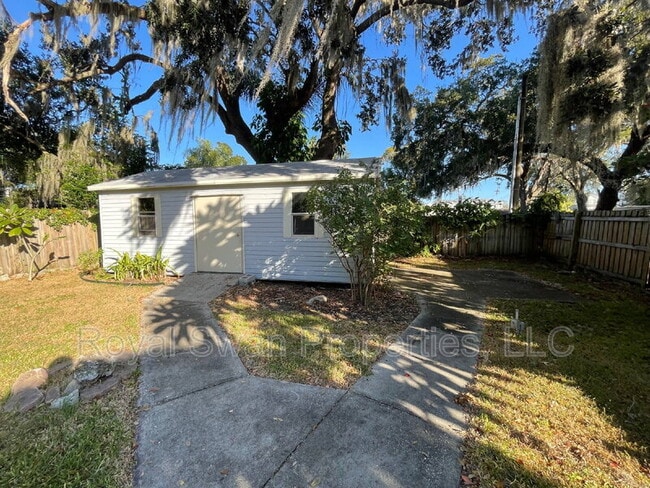 Building Photo - 924 Vistabula St