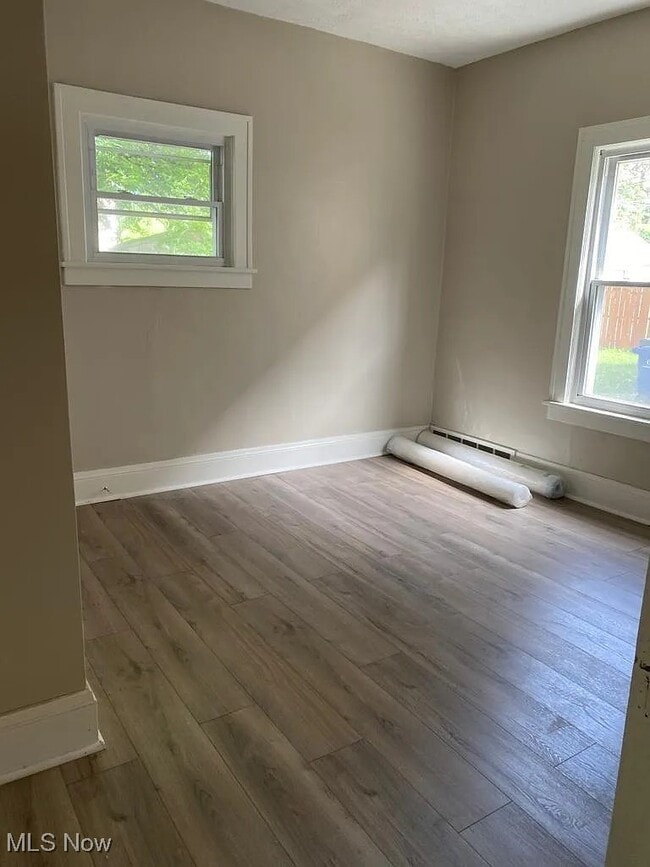 Building Photo - 2215 Chesterland Ave