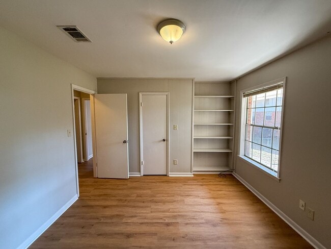 Building Photo - 2 Bedroom 1 Bath Duplex - Brand New Flooring and Paint!