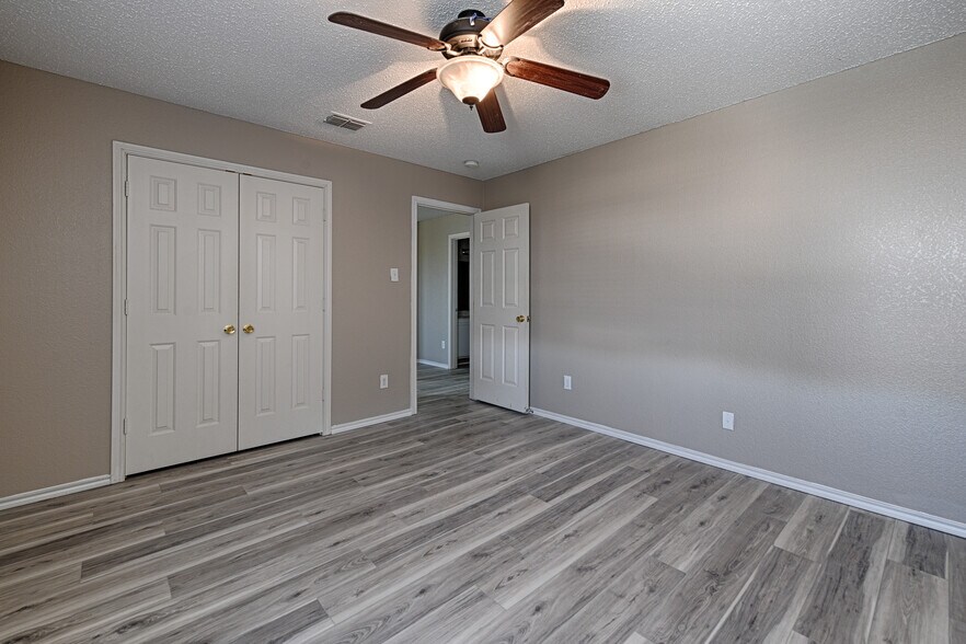 Building Photo - 5909 Thoroughbred Trl