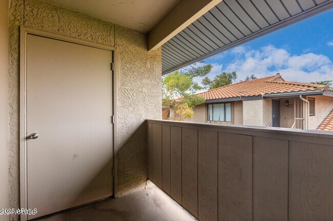 Building Photo - 1402 E Guadalupe Rd