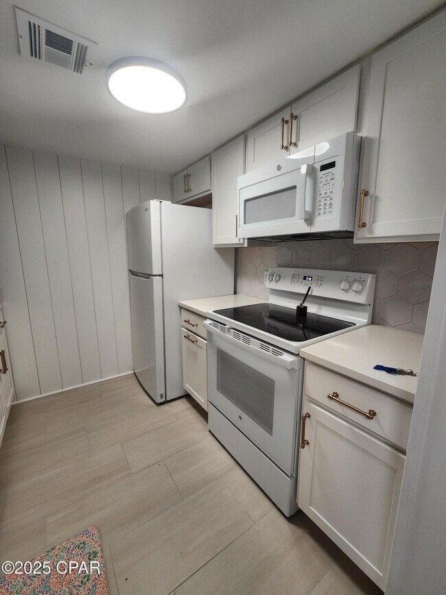 Building Photo - 6901 N Lagoon Dr