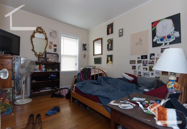 Building Photo - 2BR 1Bth unit. Great location! Porch!