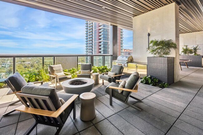 Building Photo - 610 Davis St