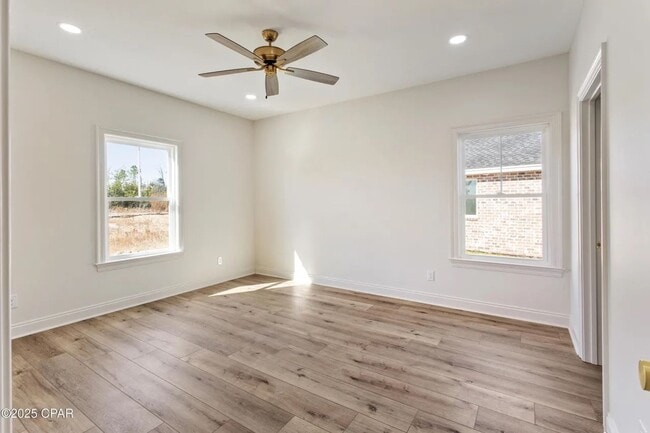Building Photo - 4 bedroom 2.5 bath House