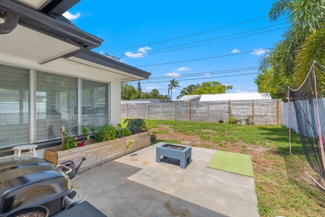 Building Photo - 1501 San Helen Dr