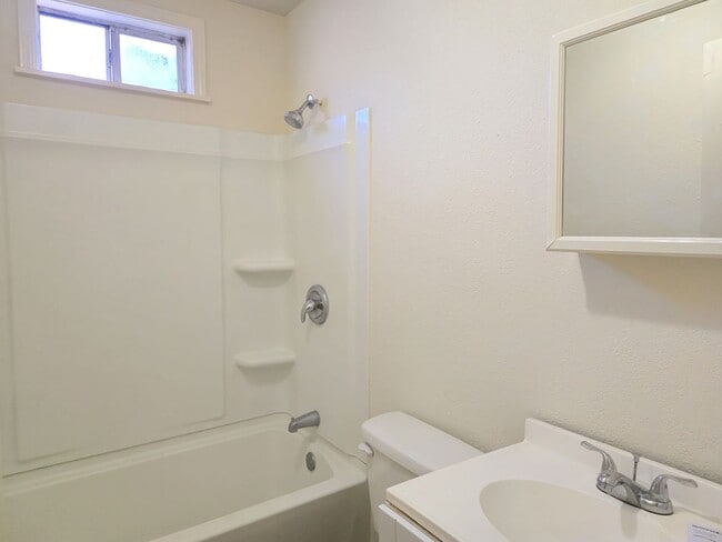 Building Photo - Cozy 2/1 Duplex in Waco