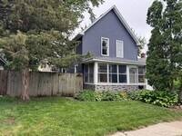 Building Photo - 3 Bedroom / 1 Bathroom Private Fenced Yard...